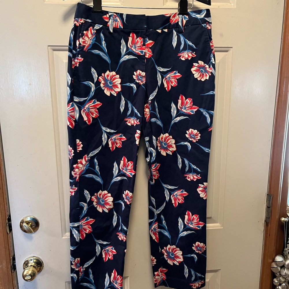 Lands End size 8 blue floral capris